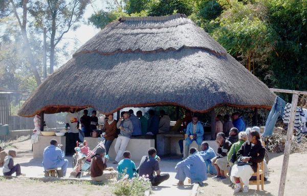 Mittagspause am "Gazebo", dem Kochhaus auf dem Arche-Gelände