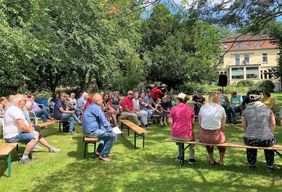 Das Publikum wartet gespannt m Garten der Arche Tecklenburg auf den Auftritt der Improtheater-Gruppe