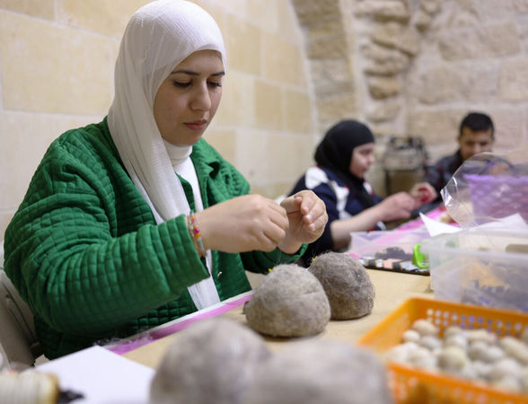 Filzarbeiten in der Arche-Werkstatt in Bethlehem