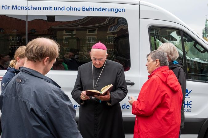 Bischof Felix Genn segnet in Münster den neuen Bulli der Arche Tecklenburg