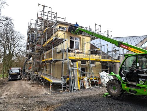 Das Haus Apfelallee ist eingerüstet