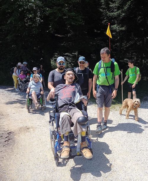 Auch per Rollstuhl kann man mitwandern; Szene von der Arche-Wanderung 2022