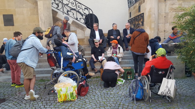 Gespräche beim Brezelimbiss nach dem Gottesdienst