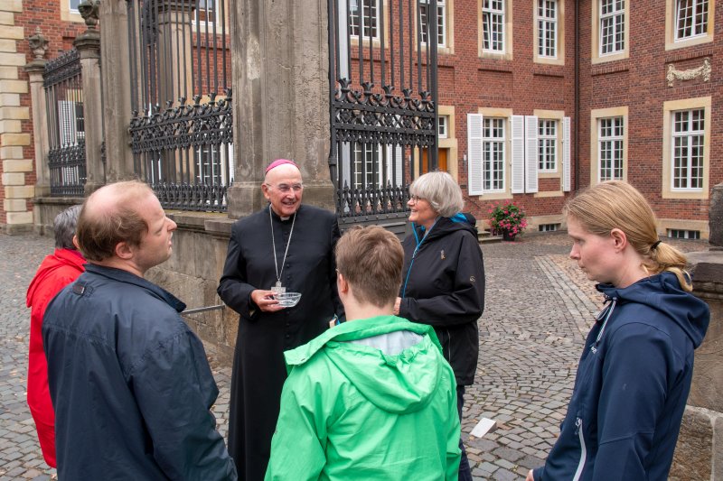 Bischof Felix Genn von Münster mit Arche-Mitgliedern