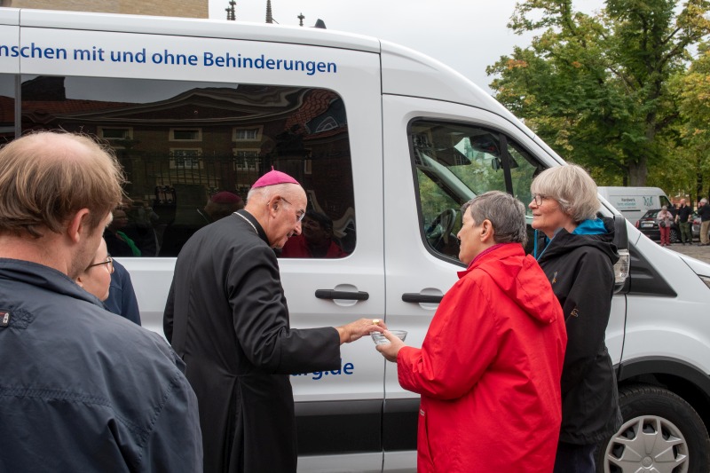 Bischof Genn segnet den neuen Bulli