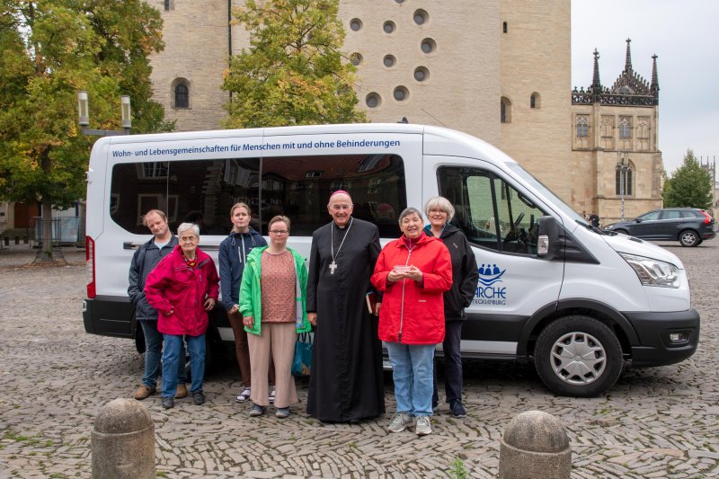 Bischof Genn mit Arche-Mitgliedern vor dem Dom von Münster