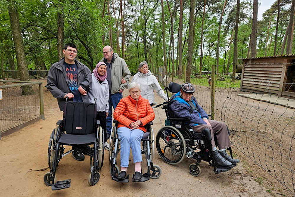 Bild zeigt mehrere Personen im Tierpark.
