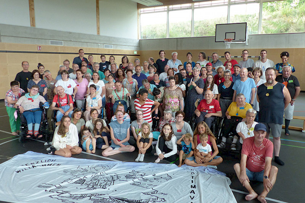 Bild zeigt viele Personen in einer Sporthalle.